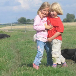 familie-urlaub-nordsee-kinder-schafe familie-urlaub-nordsee-kinder-schafe