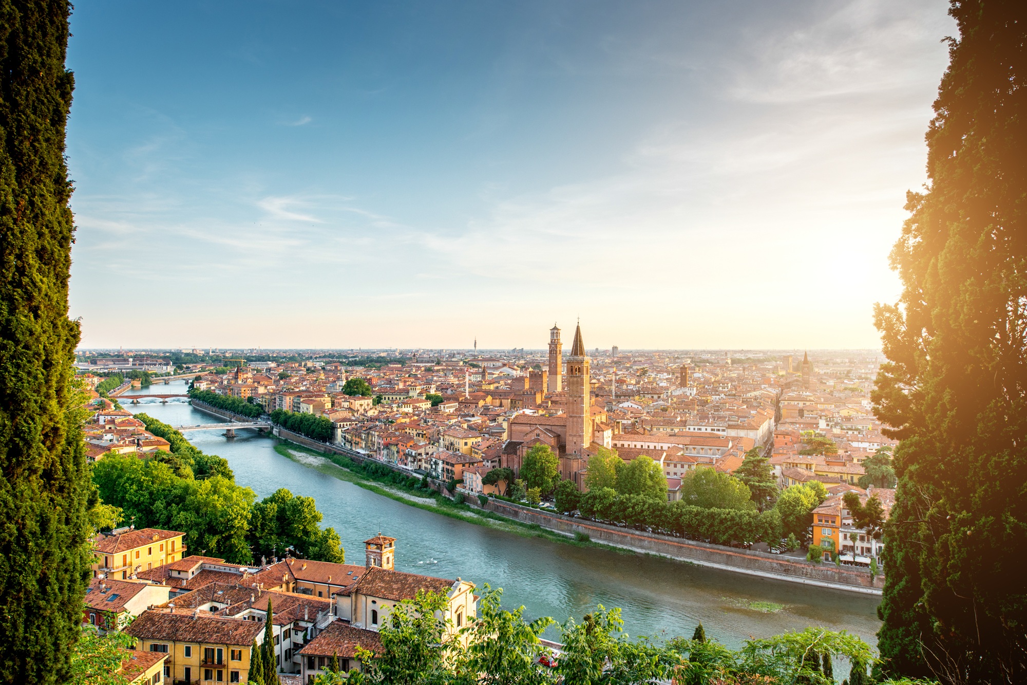 Blick auf Verona, Italien Panoramablick aus der Luft auf die Altstadt von Verona vom Burghügel aus, im warmen Licht des Sonnenuntergangs.