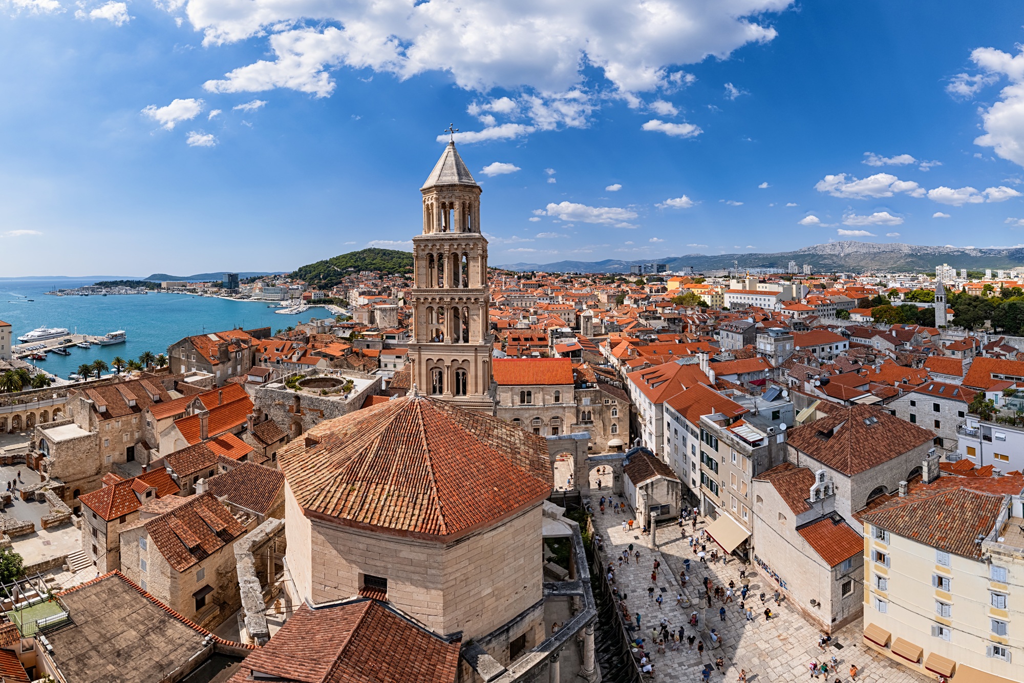 Die Altstadt von Split, Kroatien Blick auf die Altstadt von Split in Kroatien mit blauen Himmel und dem Meer im Hintergrund