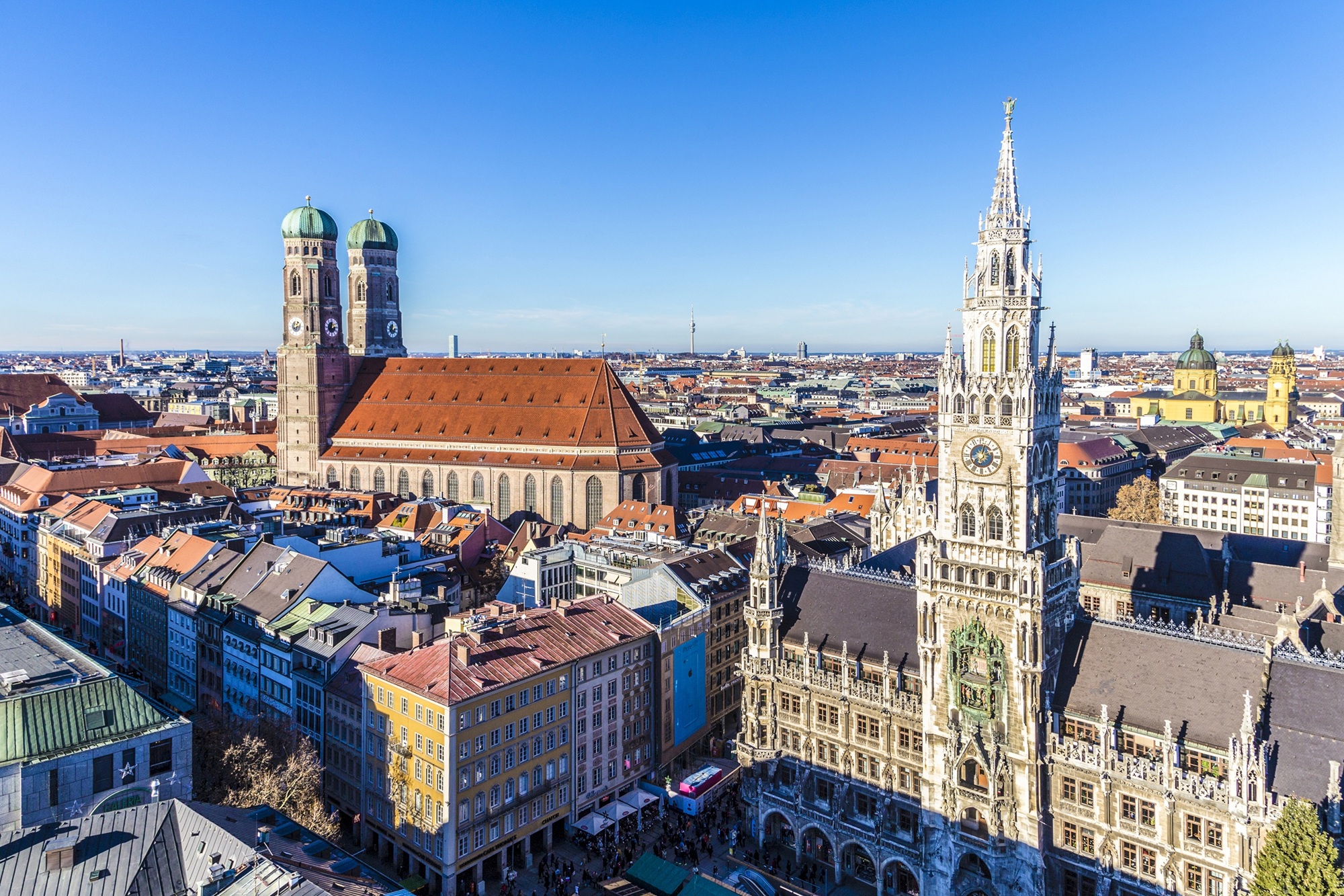 Marienplatz in München mit Neuem Rathaus und Frauenkirche