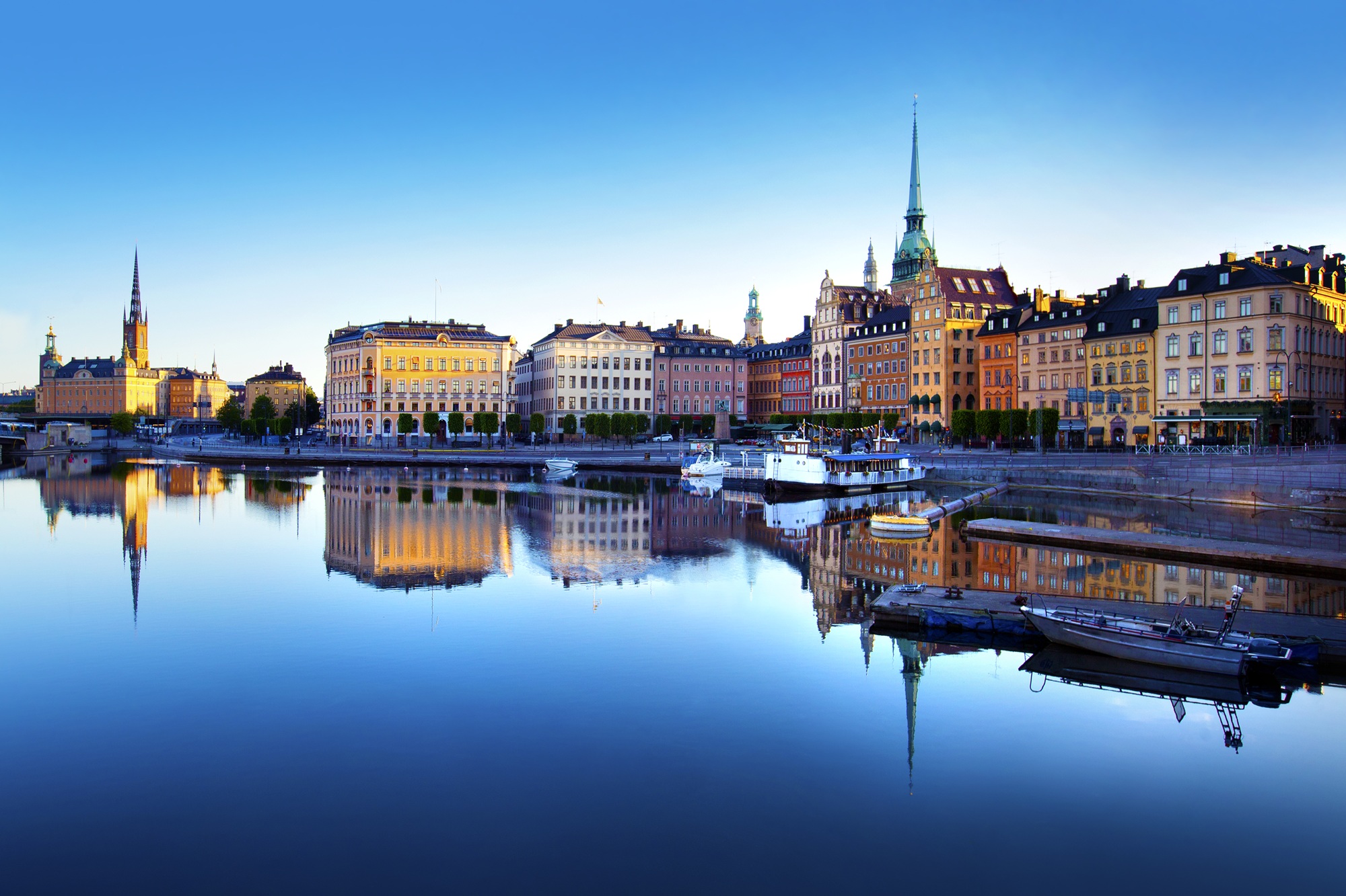 Blick auf einige Häuser der Stadt Schweden mit blauem Himmel und Wasser im Vordergrund