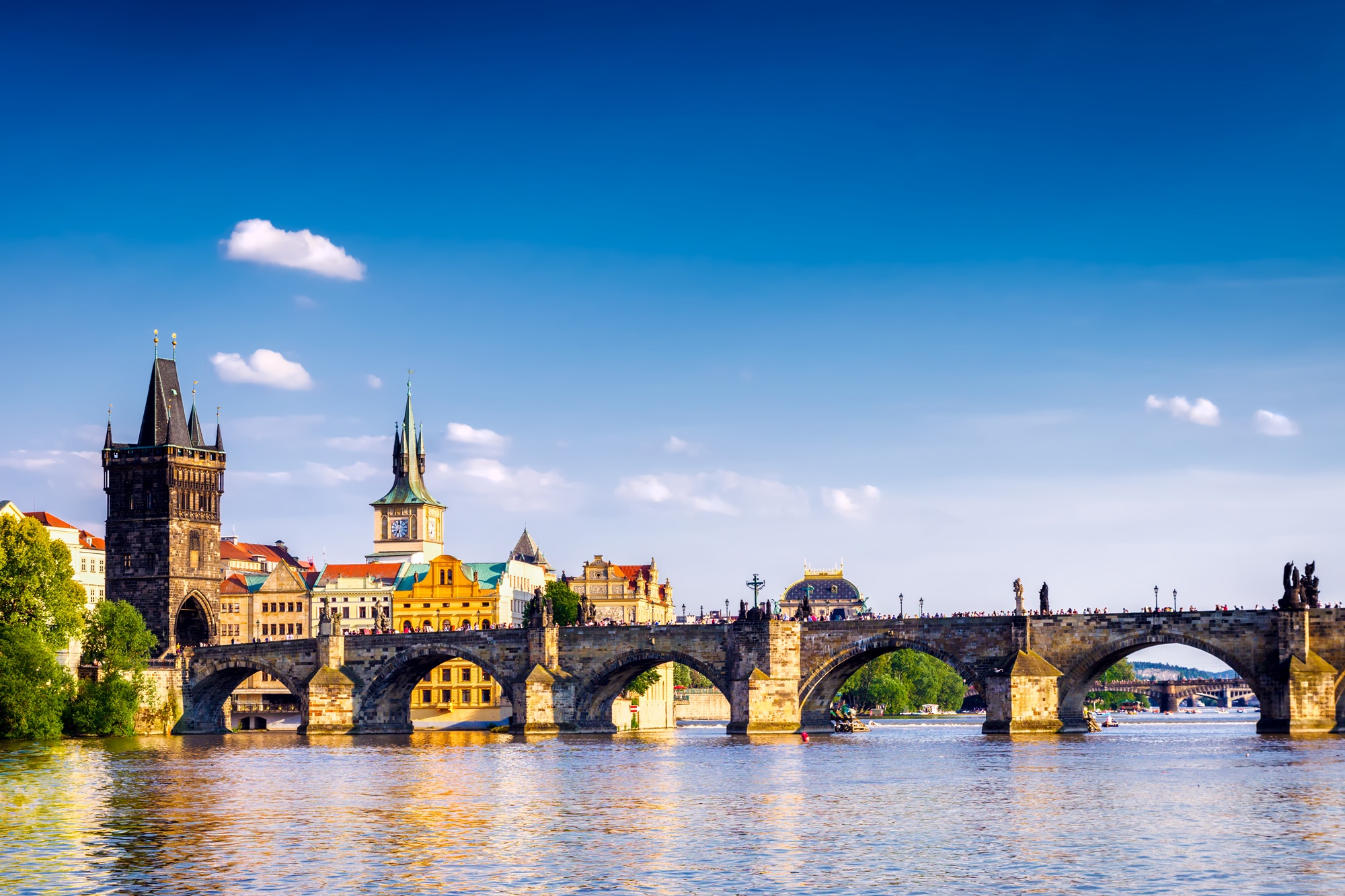 Blick auf die berühmte Karlsbrücke in Prag und blick auf die Stadt