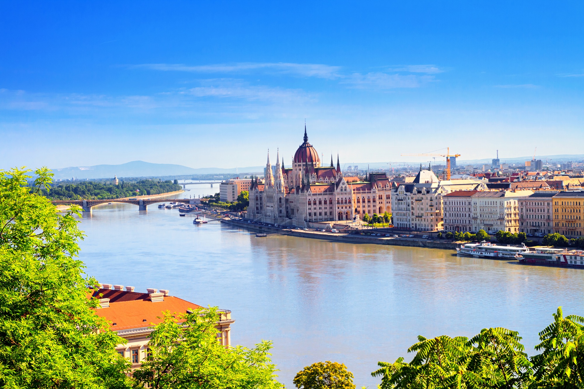 Blick auf das ungarische Parlamentsgebäude und die Donau im historischen Zentrum von Budapest, Ungarn