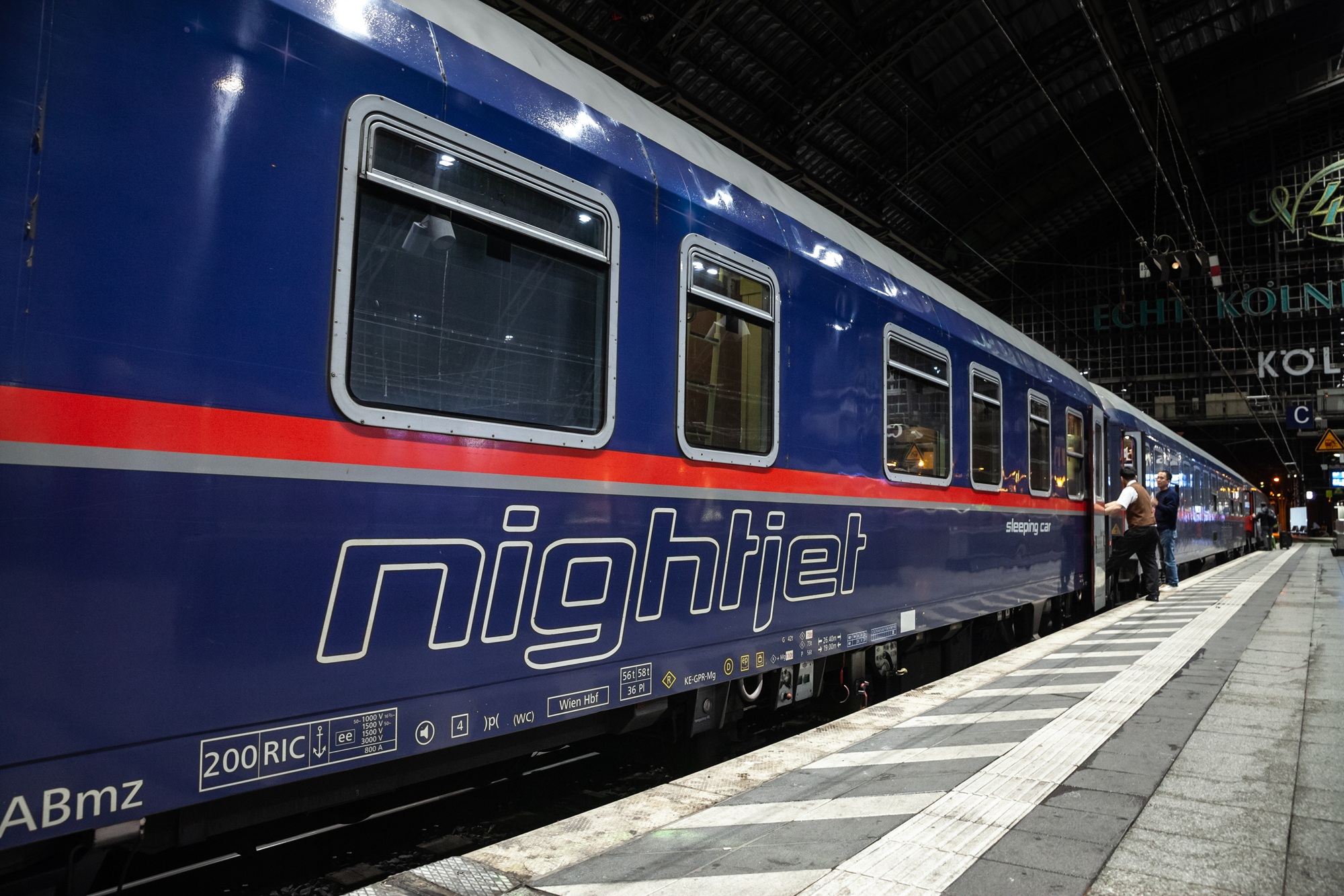 Ein blauer Zug, mit Schriftzug Nightjet steht im Bahnhof von Köln